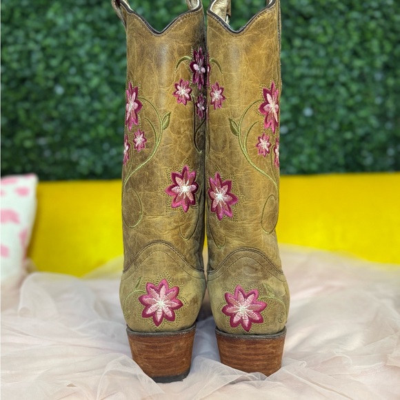 Circle G Embroidered Tan Cowboy Boots with Pink Flowers Snip Toe  NWOT Size 9.5 - Picture 4 of 16
